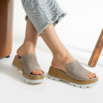 Beige Pantoletten mit Plateau aus Leder