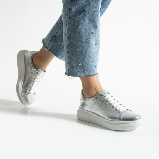 Bequeme silberfarbene Ledersneaker für Damen