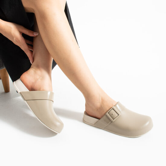 Geschlossene Clog Schuhe Damen aus Gummi hellbeige