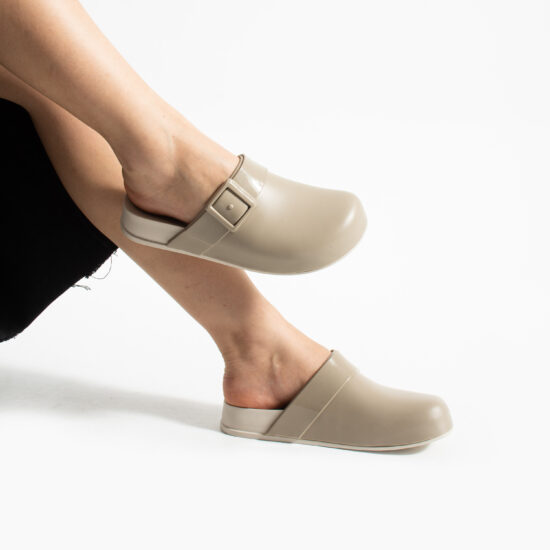 Geschlossene Clog Schuhe Damen aus Gummi beige