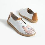 Bequeme Damenschuhe aus Leder mit Memory Foam und Katzenprint - Seitenansicht
