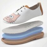 Bequeme Damenschuhe aus Leder mit Memory Foam und Katzenprint - Draufsicht