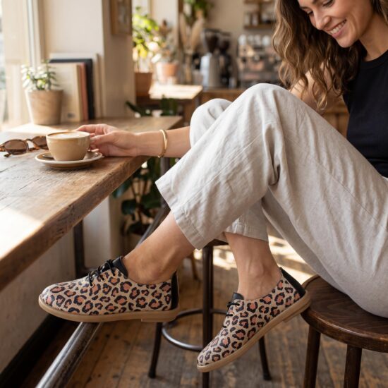 Bequeme Damenschuhe aus Leder mit Memory Foam im Leopardenprint - Бял Черен