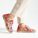 Bequeme Lederschuhe mit buntem Print und Memory Foam - Естествена кожа