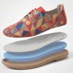 Bequeme Lederschuhe mit buntem Print und Memory Foam - Draufsicht