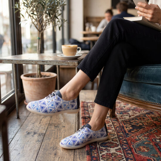 Bequeme Damenschuhe aus Leder mit Memory Foam – in Weiß und Blau - Бял Син
