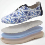 Bequeme Damenschuhe aus Leder mit Memory Foam – in Weiß und Blau - Draufsicht