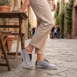 Bequeme Damenschuhe aus Leder mit Memory Foam – in Schwarz-Weiß - Draufsicht