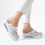 Damen Lederclogs für den Berufsalltag mit Plateausohle – Muster Pharmacy — 3
