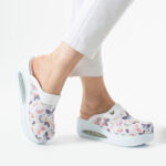 Damen Lederclogs für den Berufsalltag mit Plateausohle – Muster Wings White — 3