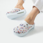 Damen Lederclogs für den Berufsalltag mit Plateausohle – Muster Wings White — 4