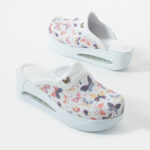 Damen Lederclogs für den Berufsalltag mit Plateausohle – Muster Wings White — 5