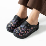 Damen Lederclogs für den Berufsalltag mit Plateausohle – Muster Wings Black