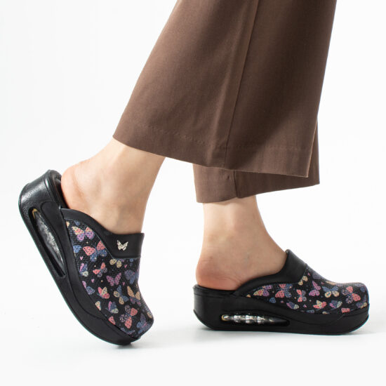 Damen Lederclogs für den Berufsalltag mit Plateausohle – Muster Wings Black — 2