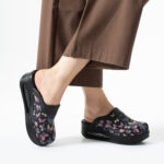Damen Lederclogs für den Berufsalltag mit Plateausohle – Muster Wings Black — 3