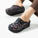 Damen Lederclogs für den Berufsalltag mit Plateausohle – Muster Wings Black — 4