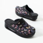 Damen Lederclogs für den Berufsalltag mit Plateausohle – Muster Wings Black — 5
