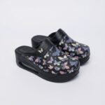 Damen Lederclogs für den Berufsalltag mit Plateausohle – Muster Wings Black — 6