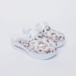 Damen Lederclogs für den Berufsalltag mit Plateausohle – Muster Wings White — 6