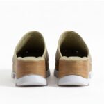 Clogs Schuhe für Damen aus grünem Leder - Draufsicht