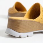 Clogs Schuhe für Damen aus gelbem Leder - Seitenansicht