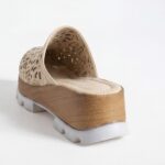 Clogs Schuhe für Damen aus beigem Leder - Detail