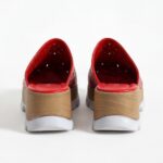 Clogs Schuhe für Damen aus rotem Leder - Detail