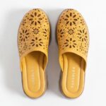 Clogs Schuhe für Damen aus gelbem Leder - Draufsicht