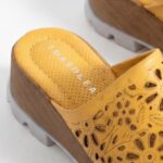 Clogs Schuhe für Damen aus gelbem Leder - Detail