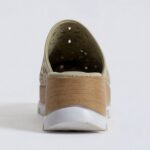 Clogs Schuhe für Damen aus grünem Leder - Draufsicht