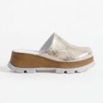 Clogs Schuhe für Damen aus goldenem Leder - Seitenansicht