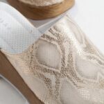 Clogs Schuhe für Damen aus goldenem Leder - Detail