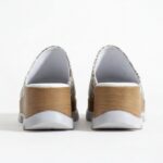 Clogs Schuhe für Damen aus silbernem Leder - Detail