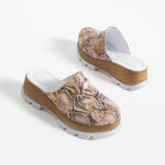Clogs Schuhe für Damen aus roségoldenem Leder - Seitenansicht