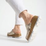 Clogs Schuhe für Damen aus goldenem Leder - Естествена кожа
