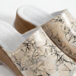 Clogs Schuhe für Damen aus goldenem Leder - Seitenansicht