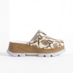Damen Clogs aus Leder mit Schlangenprint - Seitenansicht