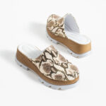 Damen Clogs aus Leder mit Schlangenprint - Detail