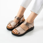 Damen-Sandalen aus Leder mit Wechselfußbett und Klettverschluss