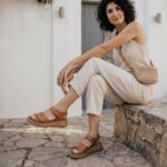 Damen-Sandalen aus Leder mit Wechselfußbett und Klettverschluss - Кафяв