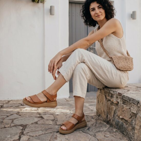 Damen-Sandalen aus Leder mit Wechselfußbett und Klettverschluss - Кафяв