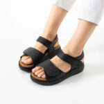 Damen-Sandalen aus Leder mit Wechselfußbett und Klettverschluss