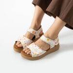 Damen-Sandalen aus Leder mit Wechselfußbett und Klettverschluss