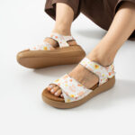 Damen-Sandalen aus Leder mit Wechselfußbett und Klettverschluss - Seitenansicht