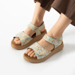Damen-Sandalen aus Leder mit Wechselfußbett und Klettverschluss