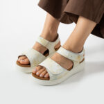 Damen-Sandalen aus Leder mit Wechselfußbett und Klettverschluss