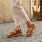 Damen-Sandalen aus Leder mit geschlossener Ferse und Wechselfußbett - Кафяв