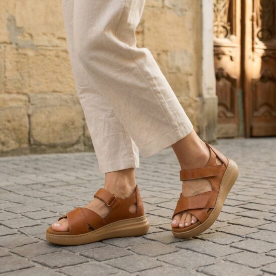 Damen-Sandalen aus Leder mit geschlossener Ferse und Wechselfußbett - Кафяв