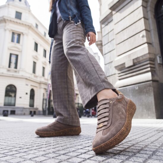 Barfußschuhe für Damen aus Veloursleder mit breiter Zehenbox - Бежов